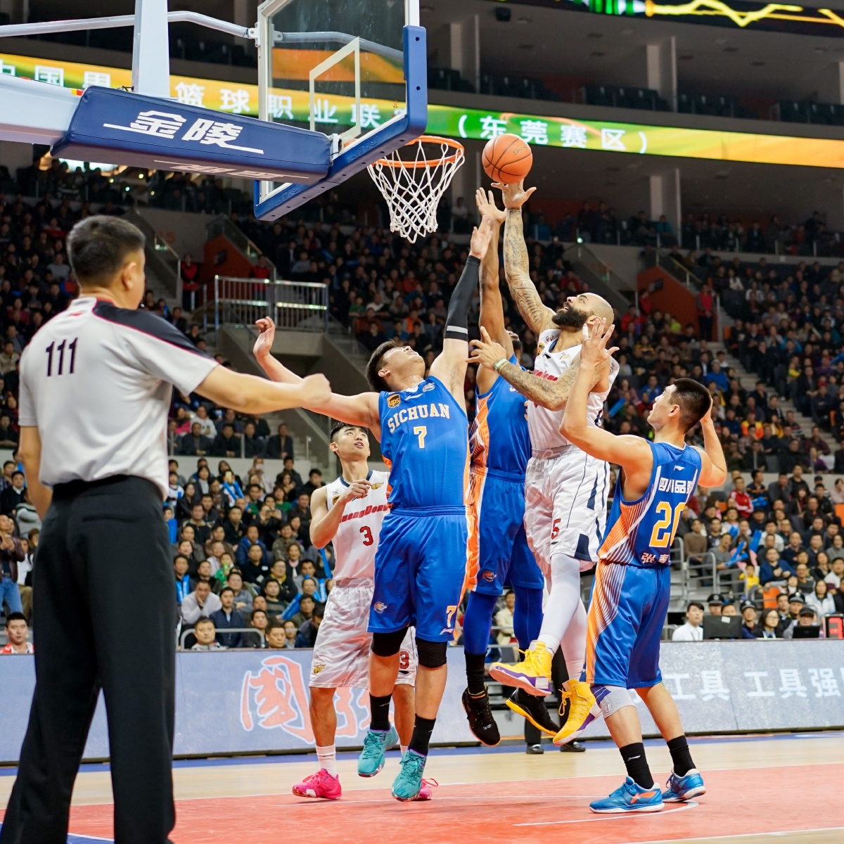 今夜世预赛看点：欧洲最后5个小组直通名额揭晓，库拉索盼创历史（今夜世预赛焦点：欧洲5张直通门票归属将定，库拉索力争改写历史）