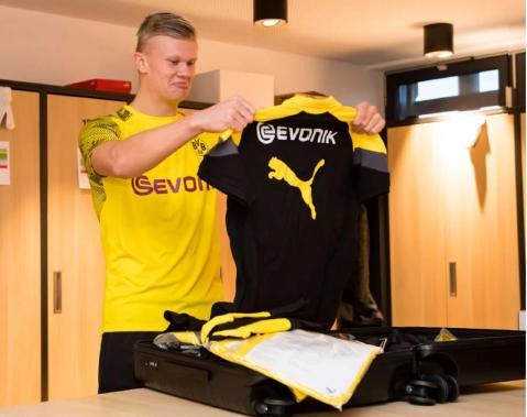 泽林斯基：我的进球有些幸运，这场地根本没法踢球，腿都痛了（泽林斯基：进球有点运气，这场地太差根本踢不了，腿都疼）