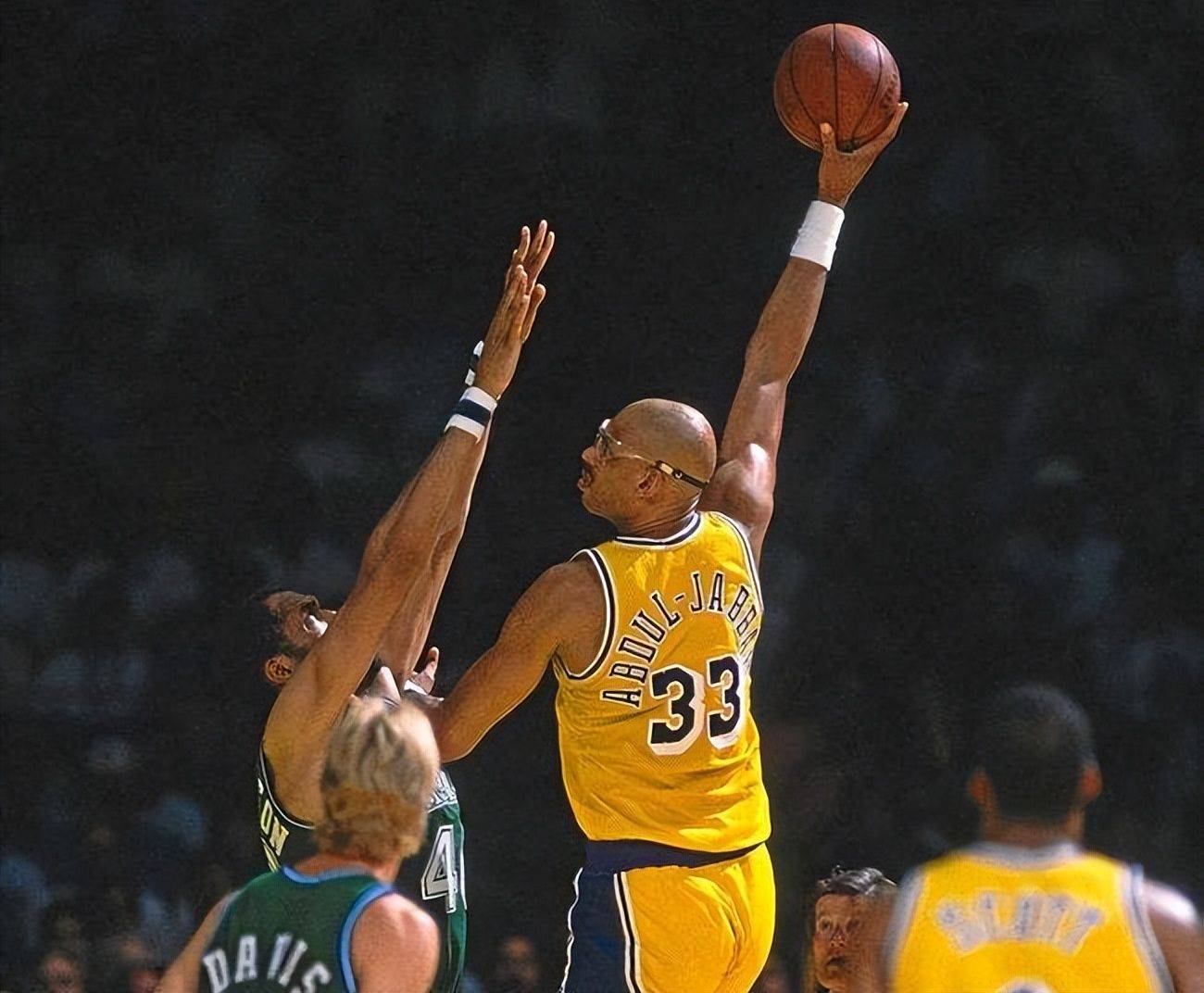 继姆巴佩之后，凯恩是本赛季第二位打入25球的五大联赛球员（凯恩成为本赛季五大联赛第二位打进25球的球员，仅次于姆巴佩）