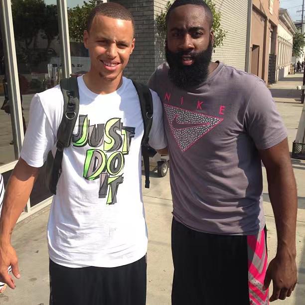 迪洛伦佐：赛后会和孔蒂复盘比赛；欧冠还有两轮还有机会晋级（迪洛伦佐：赛后将与孔蒂复盘比赛，欧冠剩两轮仍有出线希望）