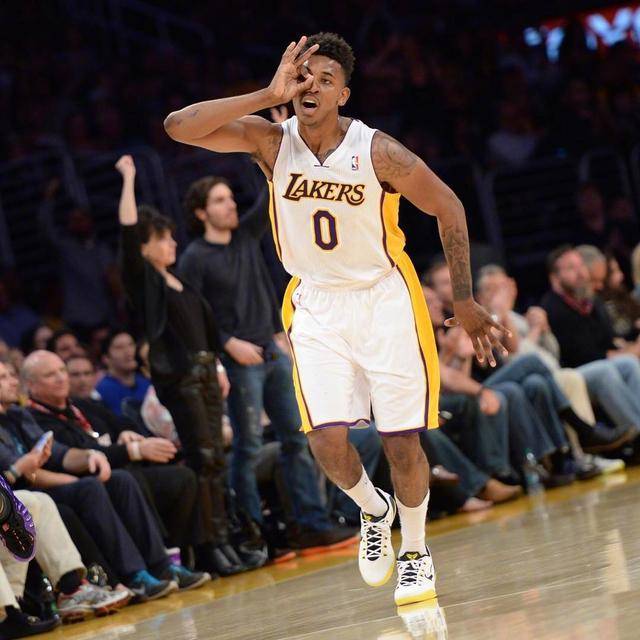 父亲：圣地亚哥从未讨论过离开的可能性，他在米兰很开心（父亲：圣地亚哥无意离队，他在米兰过得很快乐）