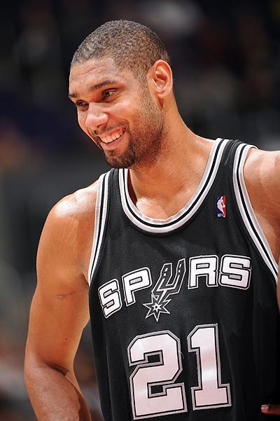 港队主场战新加坡，新加坡球员伤退时担架工作人员忍不住庆祝（港队主场迎战新加坡，新加坡球员伤退之际担架员忍不住欢呼）