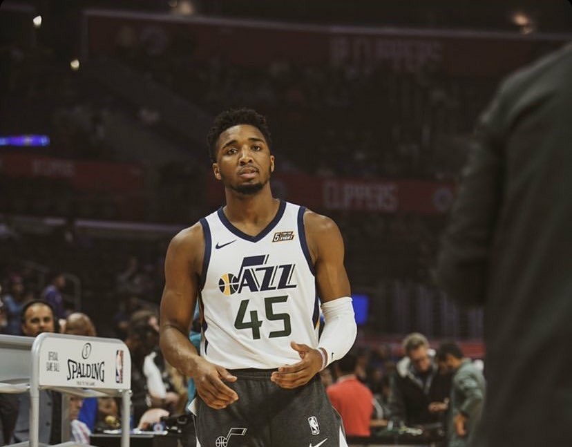 身高相差悬殊！亚历山大篮下护筐！正面血帽祖巴茨扣篮（无惧身高劣势！亚历山大篮下强硬护框，正面大帽祖巴茨暴扣）