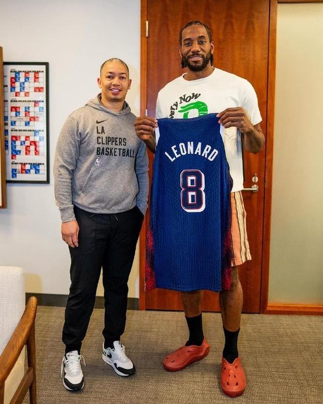 维拉读秒绝杀阿森纳，埃梅里狂奔怒吼庆祝（阿斯顿维拉压哨绝杀阿森纳，埃梅里狂奔咆哮庆祝）