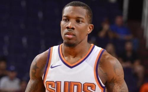 拓记：克林根争抢篮板后一瘸一拐走向替补席，赛前左小腿就有挫伤（拓记：克林根抢板后跛行回替补席，赛前左小腿已有挫伤）