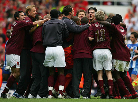 早报：皇马主场翻车，那不勒斯登意甲榜首（晨报：皇马主场失利，那不勒斯领跑意甲）