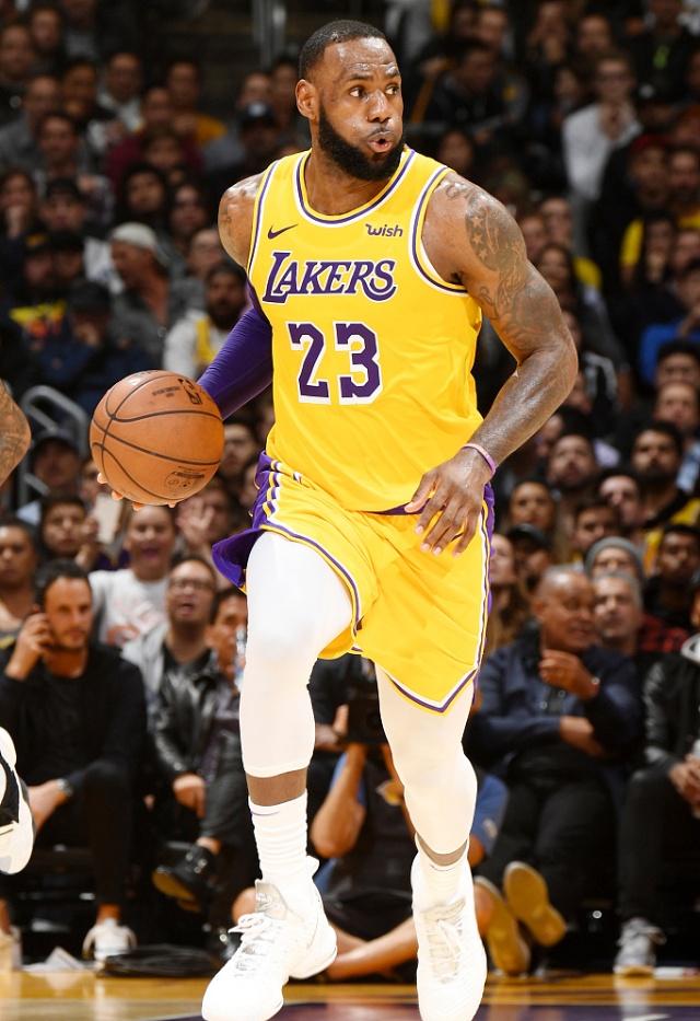 李嗣镕姐弟俩观战足协杯决赛，姐姐晒明媚穿搭，与张稀哲合影（足协杯决赛现场：李嗣镕姐弟看台现身，姐姐晒清新穿搭并与张稀哲合影）