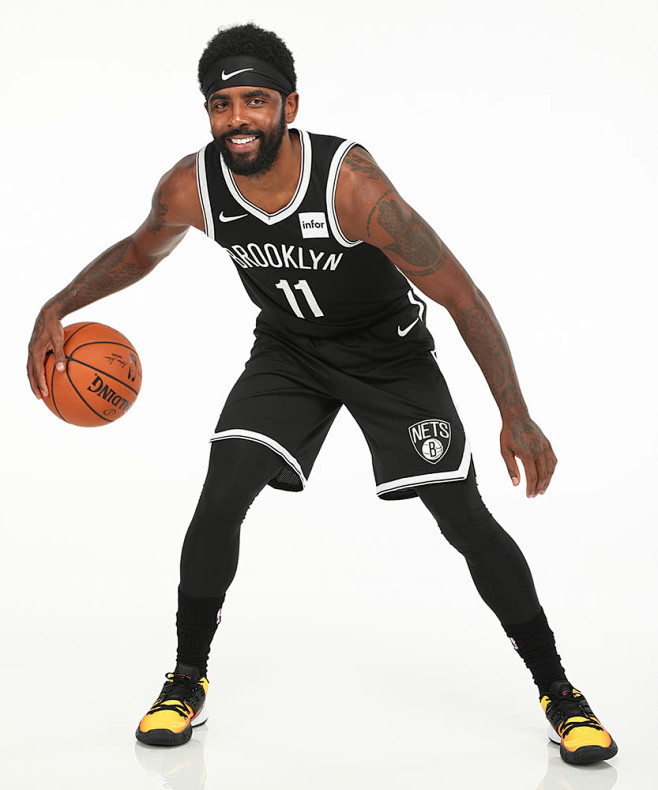 欧冠战报：西蒙屡献神扑，巴尔科拉中框，巴黎0-0闷平毕包（欧冠速递：西蒙高接低挡，巴尔科拉中柱，巴黎0-0与毕包互交白卷）