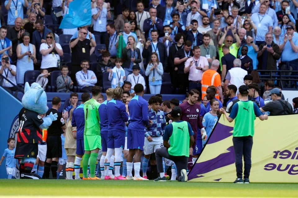 记者：米兰将与莱万经纪人会面讨论转会，伊布支持这一交易（记者称米兰计划与莱万经纪人商谈转会，伊布力挺这笔交易）